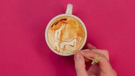 Polohy pro nejlepší orgasmus namalované v kávové pěně! Podívejte se, které to jsou
