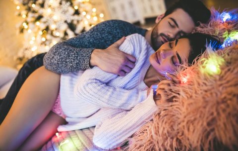 Přejedení, ale roztoužení: Vánoční sexuální polohy, které zvládnete i s plnými žaludky