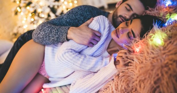 Přejedení, ale roztoužení: Vánoční sexuální polohy, které zvládnete i s plnými žaludky Vánoční sex