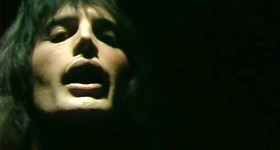 1975 – Freddie Mercury po vydání desky A Night at Opera. Teď běží v Cinema City film o jeho životě.