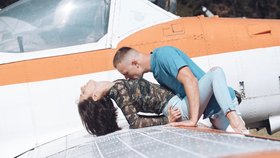 Dvojice, která má pohlavní styk na palubě letadla, se svým činem dostává do takzvaného Mílového klubu. Musí si ho dopřát ale nejméně v 1600 metrech