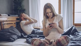Partneři v posteli před milováním často dávají přednost surfování na internetu a sociálních sítích.