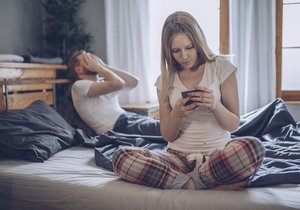 Partneři v posteli před milováním často dávají přednost surfování na internetu a sociálních sítích.