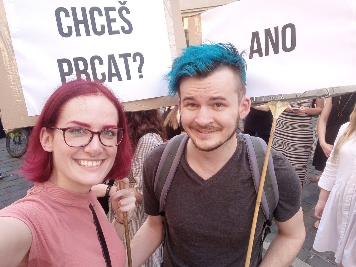 Pirátská europoslankyně Markéta Gregorové se stranickým kolegou na demonstraci proti sexuálnímu násilí