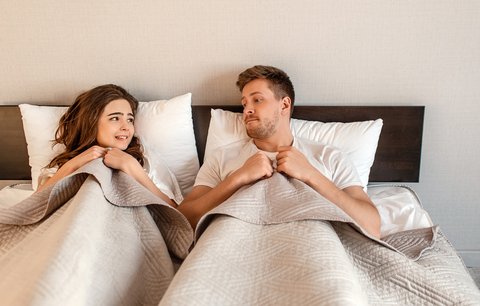 Ženy a jejich „poprvé“: Odhalení mýtu, kvůli kterému se bojí prvního sexu