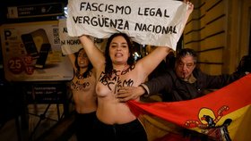 Feministky byly napadeny před kostelem.