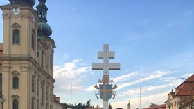 Vedení gymnázia zejména studentkám doporučilo, aby se v současnosti v okolí Velehradu nepohybovaly osamoceně.