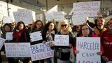 Agresoři jsou lháři: Ženy ve Francii pochodovaly proti sexuálnímu obtěžování