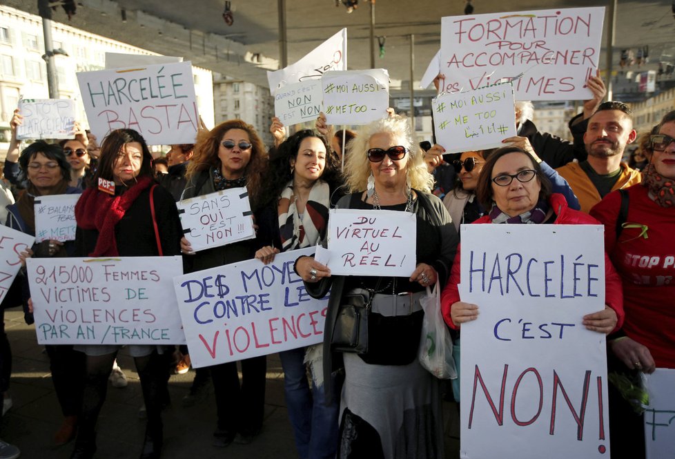 Agresoři jsou lháři: Ženy ve Francii pochodovaly proti sexuálnímu obtěžování.