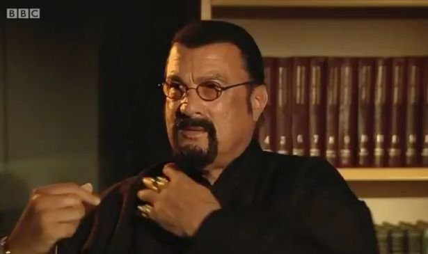 Steven Seagal vyletěl a odešel v průběhu rozhovoru