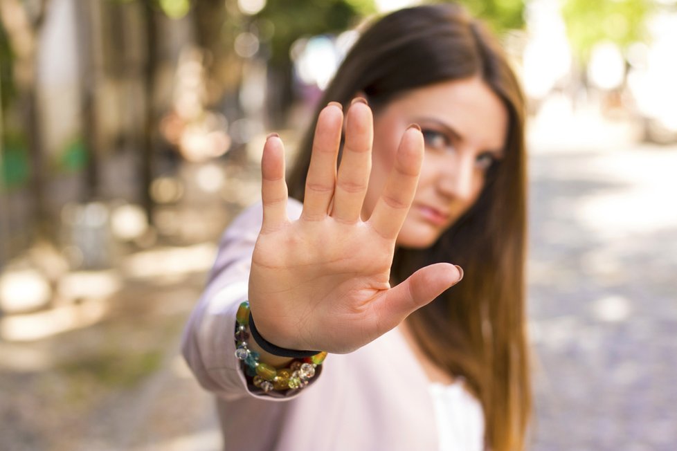 Pokud se stanete obětí sexuálního obtěžování a narážky či dotyky vašeho tchána, šéfa nebo kohokoli jiného vám rozhodně příjemné nejsou, zaražte to, dokud je čas. Dejte mu jasně najevo, že se sebou manipulovat nenecháte.