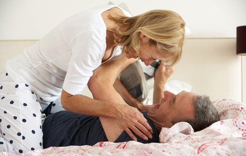 Sexuální život kvete i v důchodu! Proč se o tom stydí mluvit i doktoři?