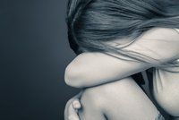 Muž opil svou dvanáctiletou neteř: Pak ji několikrát znásilnil