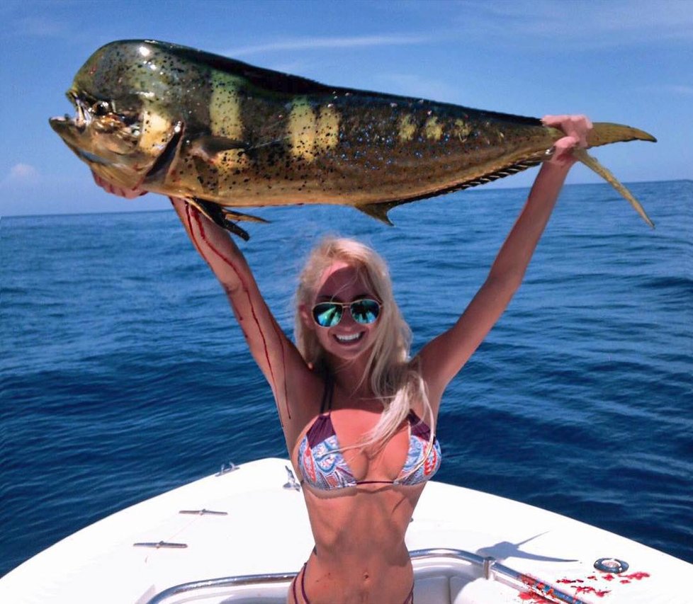 Sexy rybářka Emily Riemerová se chlubí ulovenými macky.