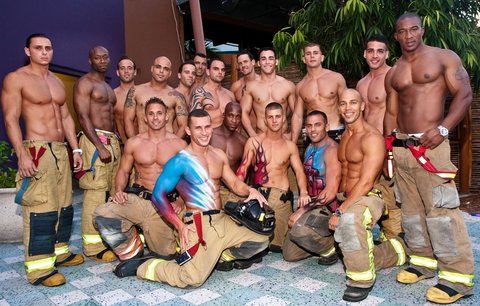 16 sexy hasičů vás rozžhaví doběla