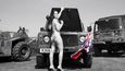 Sexy manželky britských vojáků se svlékly pro charitativní kalendář