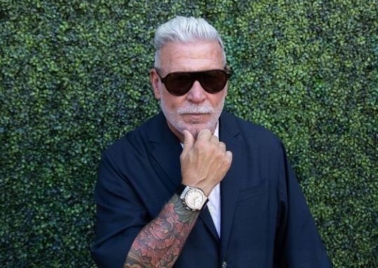 Svým sex-appealem vás dostane i Nick Wooster, americký módní poradce, který spolupracoval s oděvními řetězci a značkami, jako jsou Barneys New York, Bergdorf Goodman, Neiman Marcus, ale i Calvin Klein, Polo Ralph Lauren či Thom Browne.