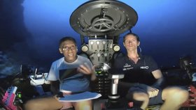 Prezident Seychel Danny Faure promluvil o nutnosti ochrany oceánů z mořského dna, ponorkou sestoupil 120 metrů pod hladinu.