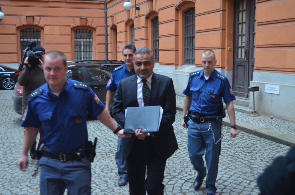 Íransko - český podnikatel Shahram Abdullah Zadeh měl podle policie ovlivňovat svědky. Hrozí mu třináct let vězení.