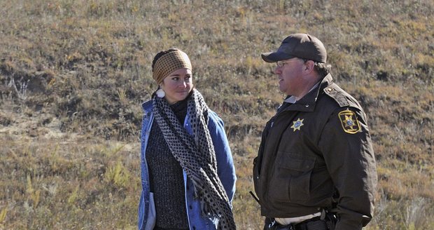 Herečka Shailene Woodleyová s policistou, který ji zadržel.