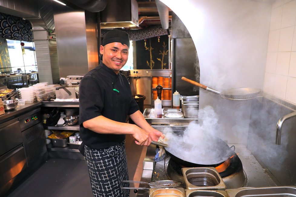 Shajan Thokar už rok vaří ve vyhlášené asijské restauraci Sia ve Šporkovském paláci. Na starosti má zejména pokrmy připravované na pánvi WOK.