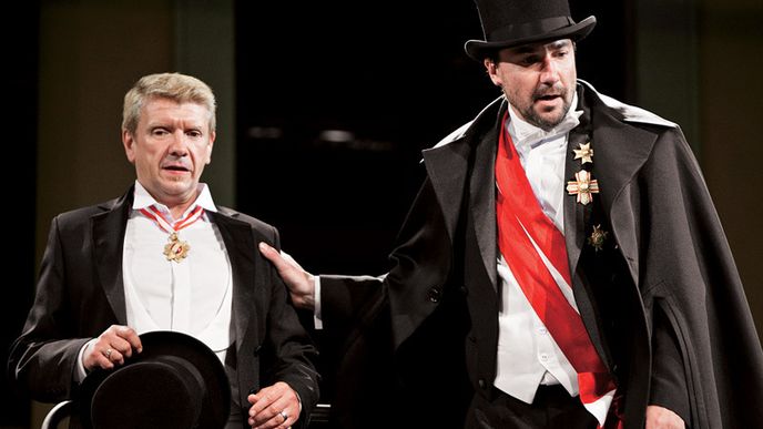 V hlavní dvojroli exceluje brněnský herec Martin Trnavský, vlevo jeho slovenský kolega Richard Stanke jako Angelo