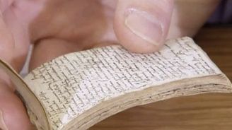 Miniaturní zápisník, který komentuje dílo Shakespeara. Anglie slaví unikátní objev ze 17. století
