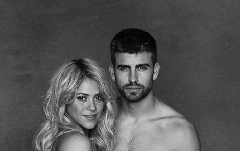 Odvážný snímek těhotné Shakiry a jejího partnera Piquého. Sluší jim to.Uf, mám toho dost! Když Shakira není zrovna v ateliéru, už tak úchvatně nevypadá.