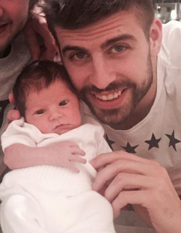 Fotbalista Piqué se svým nejmladším synem Sashou