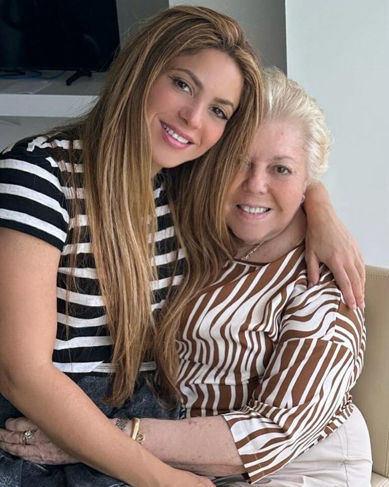 Kolumbijská zpěvačka Shakira se svou maminkou