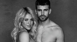 FOTO: Dívejte! Těhotná Shakira a Pique se svlékli pro charitu
