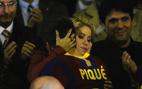 Shakira hned po zápase objala svého milého Piquého.