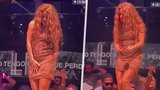 Znechucená Shakira utekla z pódia: Fanoušci jí strkali mobily pod sukni