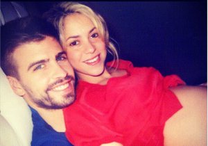 Shakira čeká se svým partnerem fotbalistou Piquém druhého potomka.