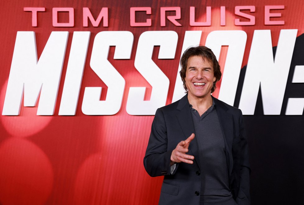 Tom Cruise (61)