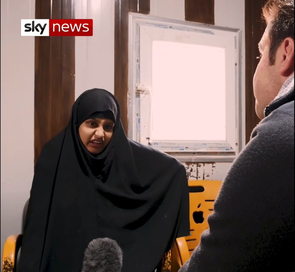 Nevěsta Islámského státu Shamima Begumová (19) poprvé promluvila po porodu svého třetího dítěte. Dívka tvrdí, že čtyři roky v Sýrii strávila jako „žena v domácnosti“ a nikdy se nedopustila žádného zločinu. Lidé by s ní prý měli soucítit a umožnit jí návrat do rodné Anglie.