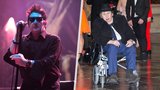 Strach o zpěváka slavné vánoční písně: Skončil v nemocnici! Manželka prosí o modlitby