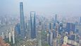 Pohled na nejvyšší budovy Šanhgaje, včetně nejvyšší Shanghai Tower