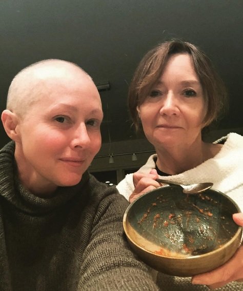 Shannen Doherty zveřejňuje své snímky z průběhu léčby na Instagramu.