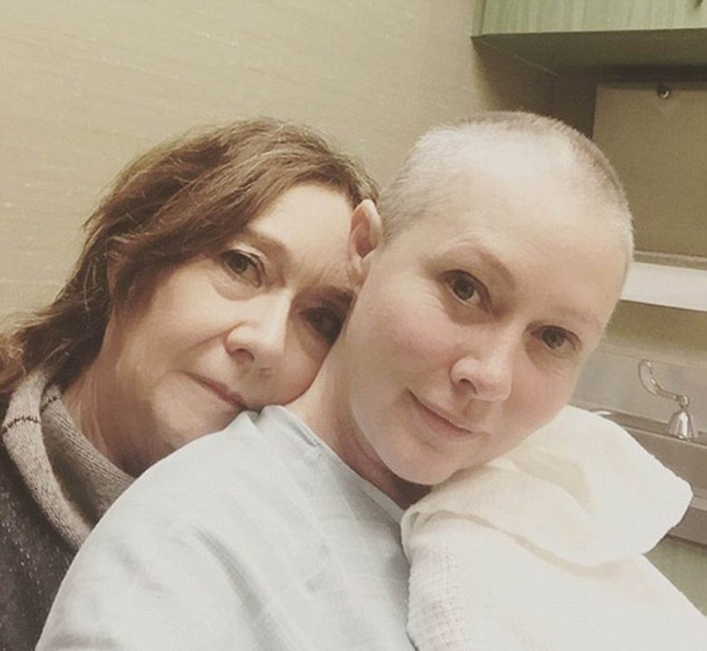 Během léčby rakoviny podporuje herečku její maminka