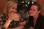 Shannen Doherty se svojí kamarádkou Chelsea vyrazila na skleničku.