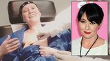 Brenda z Beverly Hills na šokujícím videu z operace: Odhalila ňadro a natočila zákrok