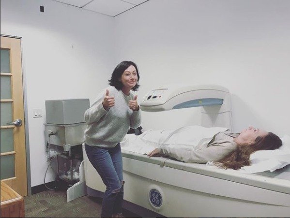 Shannen Doherty s maminkou na testech na tumor markery. 