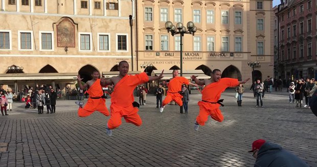 Mniši ukázali kung-fu na Staromáku. „Svoboda je pro Evropany problém,“ tvrdí