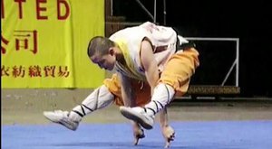 Mnich ze Shaolinu balancuje na dvou prstech