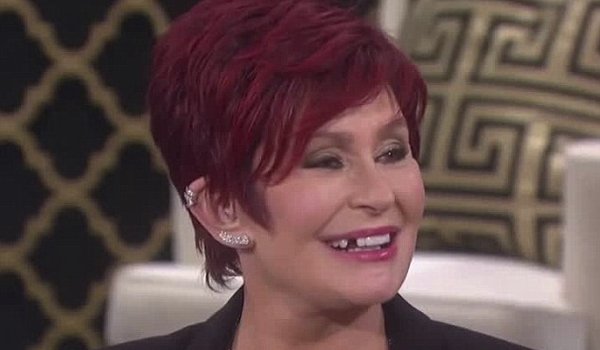 Sharon Osbourne vypadl zub během přímého přenosu.