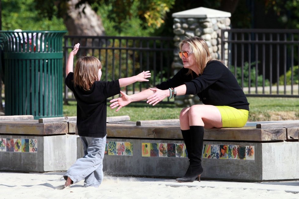 Sharon Stone s nejmladším synem Quinnem v parku