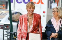 Americká herečka Sharon Stoneová (66) si ve středu vyrazila s přáteli na procházku New Yorkem. Jenže ejhle, copak to má někdejší hvězda filmů Total Recall nebo Základní instinkt v ruce? K zářivě růžovému kostýmku si vzala zajímavý doplněk – zlatou hůlku.