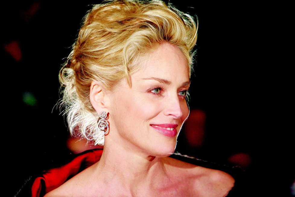 Sharon Stone na sebe umí strhnout pozornost fotografů