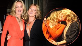 Sharon Stone a Kate Moss vydražili žhavý polibek za téměř milion korun